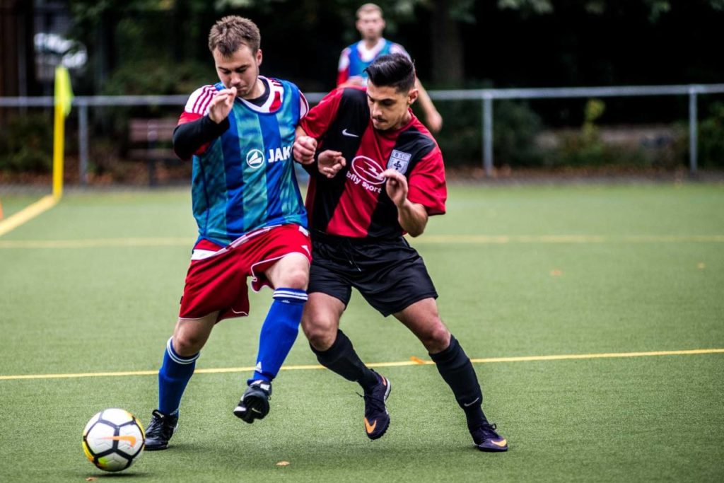 Zwei Fussballer im Kampf um den Ball